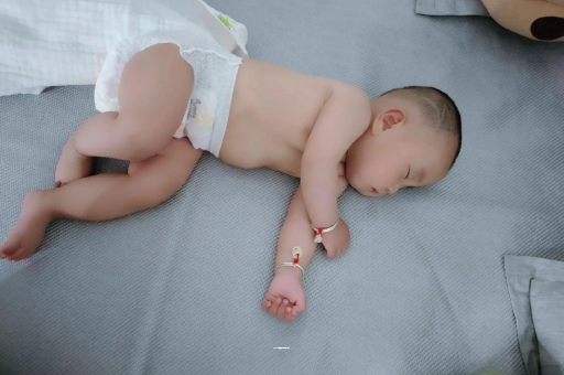 东平几个月宝宝会抬头